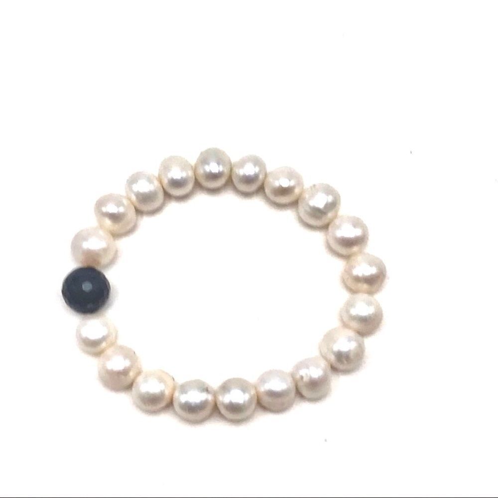HELZBERG DIAMONDS Freshwater pearl bracelet.